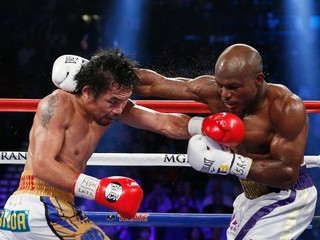Až trikrát Timothy Bradley (vpravo) bojoval s Mannym Pacquiaom. Filipínčan je jediný, kto ho dokázal zdolať.