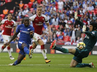 Victor Moses (v modrom) strieľa vedúci gól Chelsea v zápase.