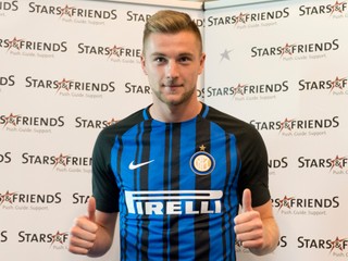 Milan Škriniar pózuje po prestupe do Interu Miláno.