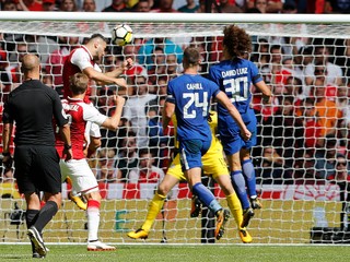 Sead Kolašinac (vo výskoku) strieľa hlavou vyrovnávajúci gól Arsenalu na 1:1.