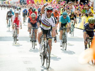 Peter Sagan vyhral prvú etapu na BinckBank Tour 2017