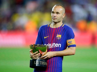 Kapitán Andres Iniesta s trofejou Joana Gampera.