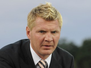 Stefan Effenberg predpovedá nelichotivú budúcnosť Bayernu, keď nebude aktívnejší na prestupovom trhu.