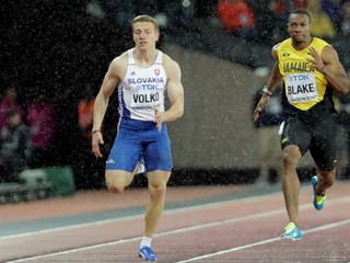Ján Volko počas semifinále behu na 200 metrov, vedľa neho šprintuje Yohan Blake z Jamajky.