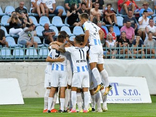 Hráči Nitry sa radujú z jediného gólu v stretnutí.