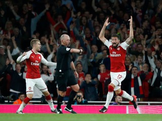 V prvom zápase Premier League padlo sedem gólov, uspel Arsenal
