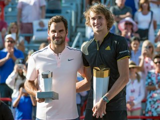 Alexander Zverev (vpravo) a Roger Federer.