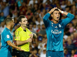 Obaja strčili do rozhodcu. Messi potrestaný nebol, Ronaldo áno, hnevajú sa v Madride