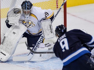 Má dvojcestný kontrakt s Nashvillom. Hokejový Slovan získal českého brankára