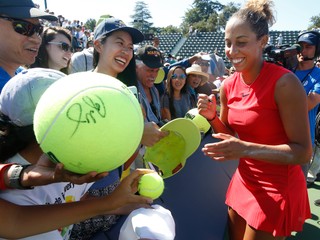 Madison Keysová sa podpisuje fanúškom na turnaji v Stanforde.