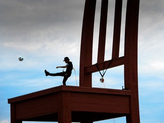 Neymar na dvanásť metrov vysokej stoličke.