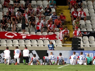 Hráči Slavie Praha ďakujú za podporu fanúšikom po prehre v Nikózii.