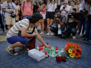 Barcelončania smútia za obeťami útoku.