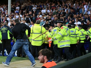Slovenský rozhodca musel prerušiť zápas Evertonu, fanúšikovia vtrhli na ihrisko