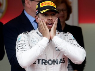 Lewis Hamilton sa teší po triumfe na Veľkej cene Monaka 2016