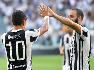 Gonzalo Higuain a Paulo Dybal oslavujú gól Juventusu.