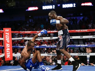 Terence Crawford sleduje padajúceho súpera Juliusa Indongoa.