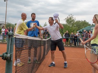 Peter Bondra (druhý sprava) blahoželá k víťazstvu v exhibičnom zápase Miroslavovi Karhanovi.
