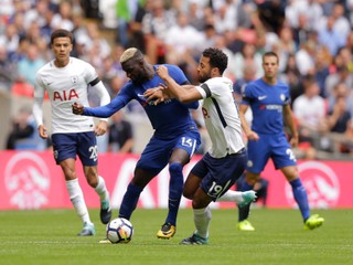 Sprava: Mousa Dembele a Tiemoue Bakayoko v súboji 