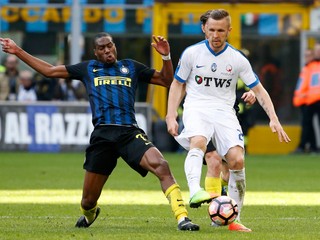 Geoffrey Kondogbia (vľavo) odišiel, lebo tušil, že nemá na konkurenciu v Interi Miláno.