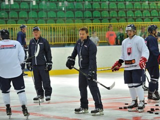 Craig Ramsay (druhý zľava) povedie Slovensko na prvom medzinárodnom turnaji.