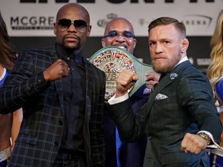 V sobotu sa uskutoční najočakávanejší súboj roka v boxerskom ringu. Boxerský šampión Floyd Mayweather (vľavo) sa postaví proti hviezde miešaných bojových umení MMA Conorovi McGregorovi. 