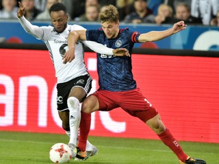 Hráč Rosenborgu Samuel Adegbenro (vľavo) and Joel Veltman z Ajaxu v súboji o loptu.