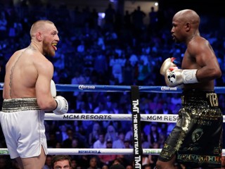 Conor McGregor (vľavo) a Floyd Mayweather.