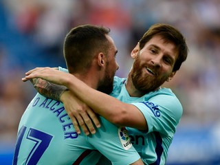 Lionel Messi (vpravo).