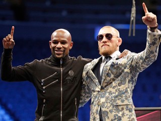 Floyd Mayweather (vľavo) a Conor McGregor.