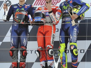 Andrea Dovizioso (v strede) sa raduje z triumfu.