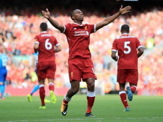 Daniel Sturridge (v strede) v drese Liverpool FC.