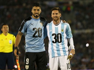 Messi so Suárezom zapózovali so symbolickými dresmi. Argentína môže prísť o MS