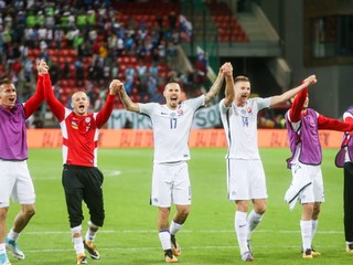 Futbalisti Slovenska oslavujú víťazstvo nad Slovinskom, tretí sprava stopér Milan Škriniar.