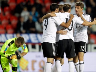 Futbalisti Nemecka oslavujú svoj gól do siete Česka.
