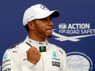 Lewis Hamilton mal po vystúpení z monopostu dôvod na radosť.