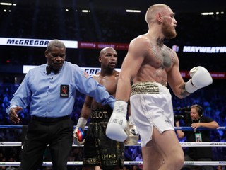 Conor McGregor (vpravo) prehral s Floydom Mayweatherom po technickom knokaute.