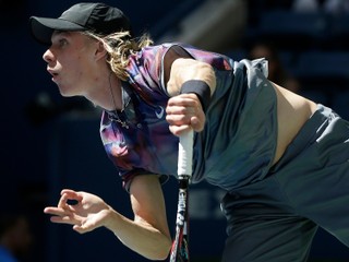 Program dňa sa začal zápasom Denisa Shapovalova (na snímke) s Pablom Carrenom Bustom, ktorí stáli proti sebe pod zatiahnutou strechou hlavného dvorca.