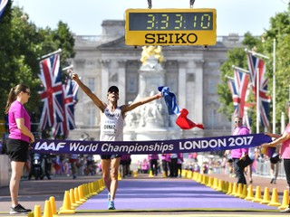 Francúz Yohann Diniz oslavuje víťazstvo v chôdzi na 50 km na MS v atletike v Londýne.