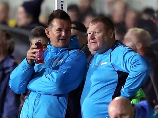 Brankár Wayne Shaw (vpravo) dostal pokutu a zákaz činnosti.