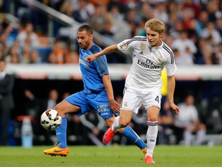 Hráč Realu Madrid Martin Ödegaard (vpravo) predĺžil s klubom zmluvu.