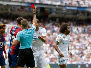 V závere nepodareného domáceho zápasu dostal Real aj červenú kartu.