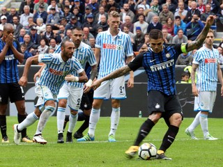 Futbalisti Interu Miláno zdolali nováčika 2:0.