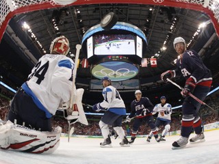 Ryan Malone (12) sa v drese USA predstavil na ZOH 2010 vo Vancouveri.