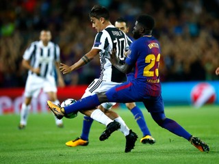 Barcelončan Samuel Umtiti (v popredí).