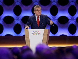 Prezident MOV Thomas Bach počas otvorenia zasadnutia v Lime.