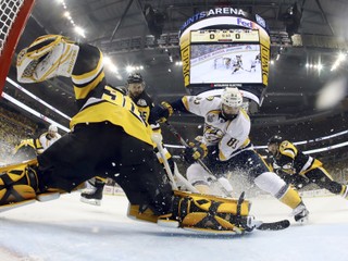 Brankár Penguins Matt Muray likviduje šancu útočníka Predators Vernon Fiddlera v prvom zápase finále Stanley Cupu.