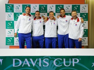 Slovenský tím pred zápasom proti Poľsku - zľava Igor Zelenay, Andrej Martin, Jozef Kovalík, Norbert Gombos a kapitán Miloš Mečíř.