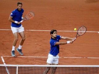Francúzski tenisti, sprava Pierre-Hugues Herbert a Nicolas Mahut v zápase štvorhry v semifinále Davisovho pohára Francúzsko - Srbsko