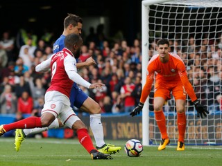 Alexandre Lacazette z Arsenalu a Cesar Azpilicueta v súboji v šestnástke Chelsea.